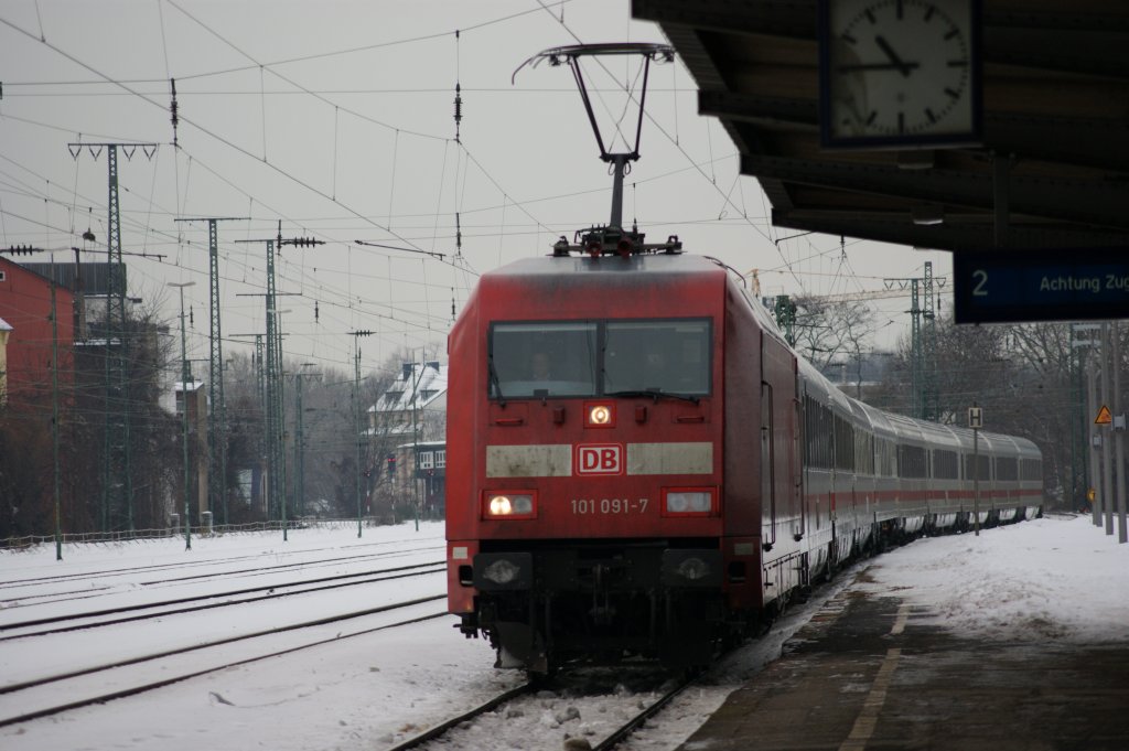 101 091-7 mit einem IC (Inter City) bei der Durchfahrt in Kln-West am 28.12.2010.