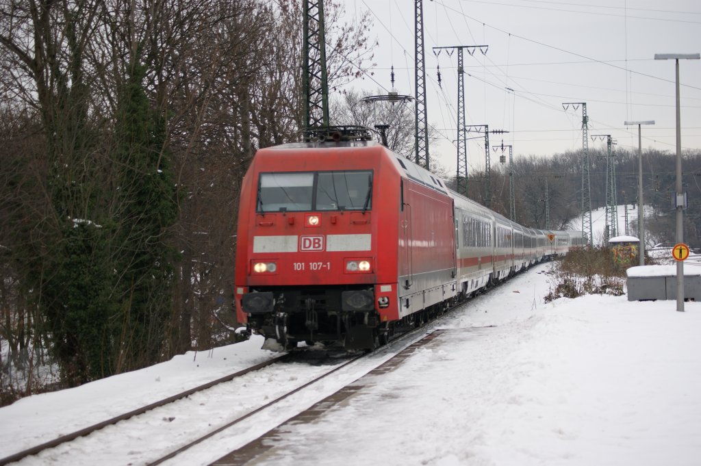 101 107-1 mit einem IC (Inter City) bei der Durchfahrt in Kln-West am 28.12.2010.