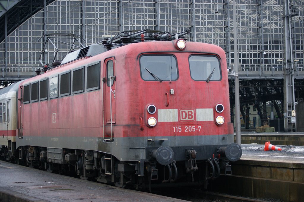 115 205-7 bei der Abfahrt in Kln-Hbf am 7.1.2011 mit dem Luxemburger IC.