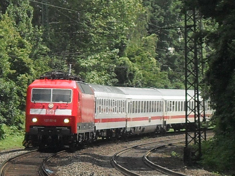 120 151-6 die ehemalige  ZDF-Lok  fuhr am 4.7.10 mit einem IC in den Bonner Hbf.