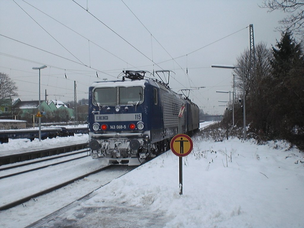 143 068-5 von RBH in Bonn-Beuel am 20.12.2010.