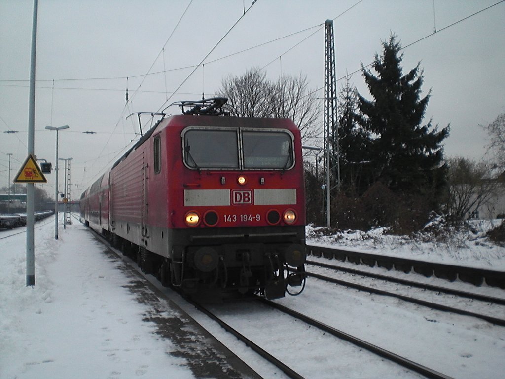 143 194-9 vor dem RB27 nach Mnchengladbach Hbf am 21.12.2010 in Bonn-Beuel.