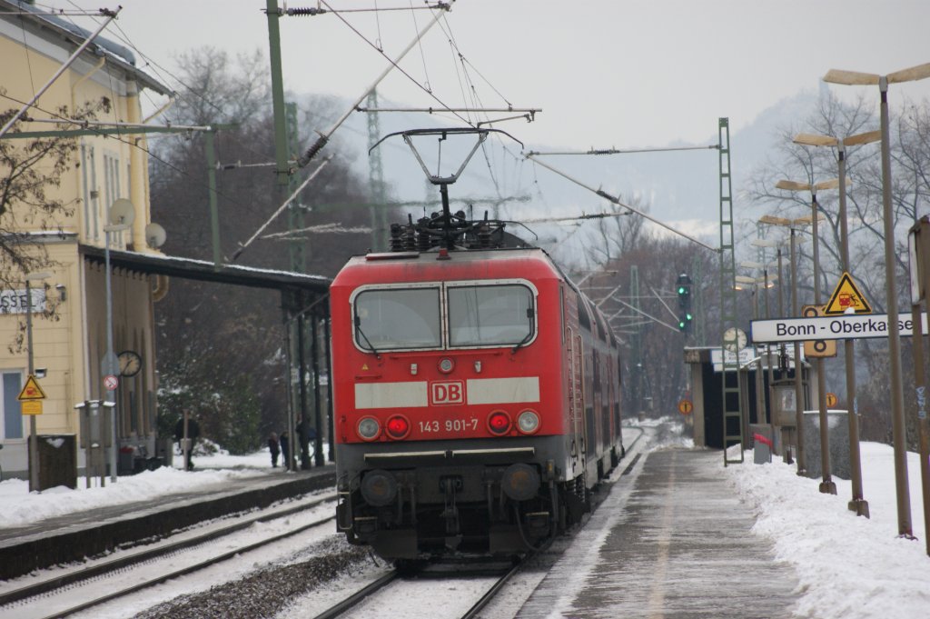 143 901-7 (RB27) bei der Abfahrt in Bonn-Oberkassel am 28.12.2010.