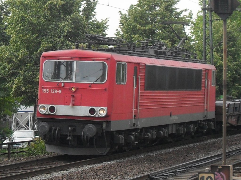 155 139-9 bei der Durchfahrt des Beueler Bahnhofes.