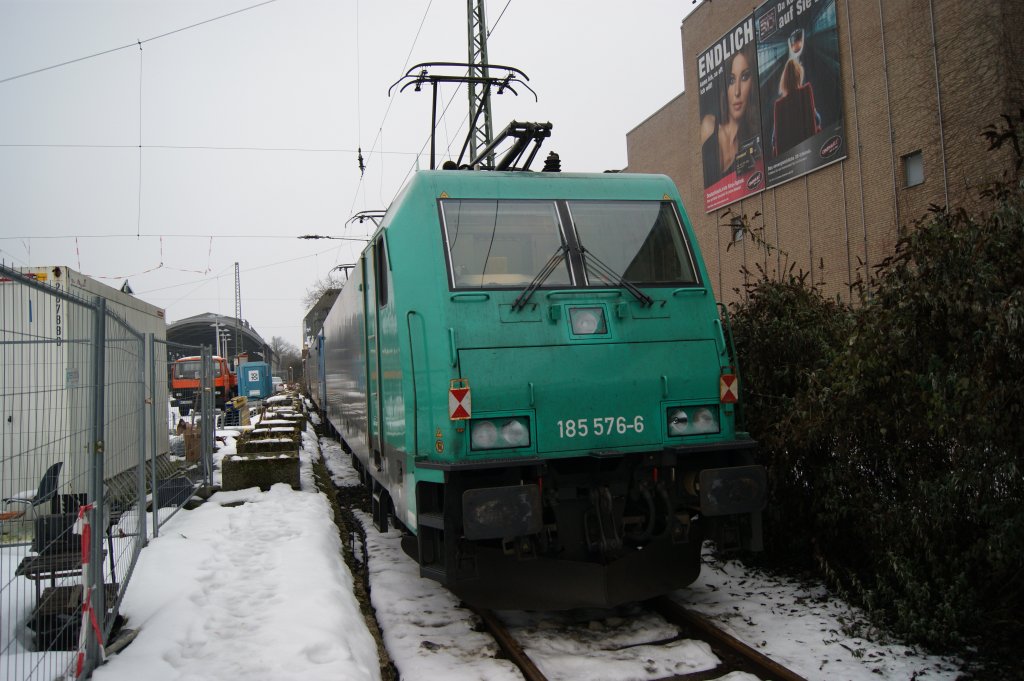 185 576-6 stand ebenfalls am 03.01.2011 in Krefeld-Hbf.