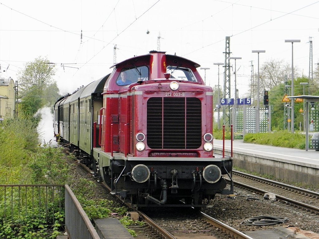 212 007-9 mit einem Dampfsonderzug in das Museum Bochum Dahlhausen bei der einfahrt in Bochum Hbf am 16.4.2011