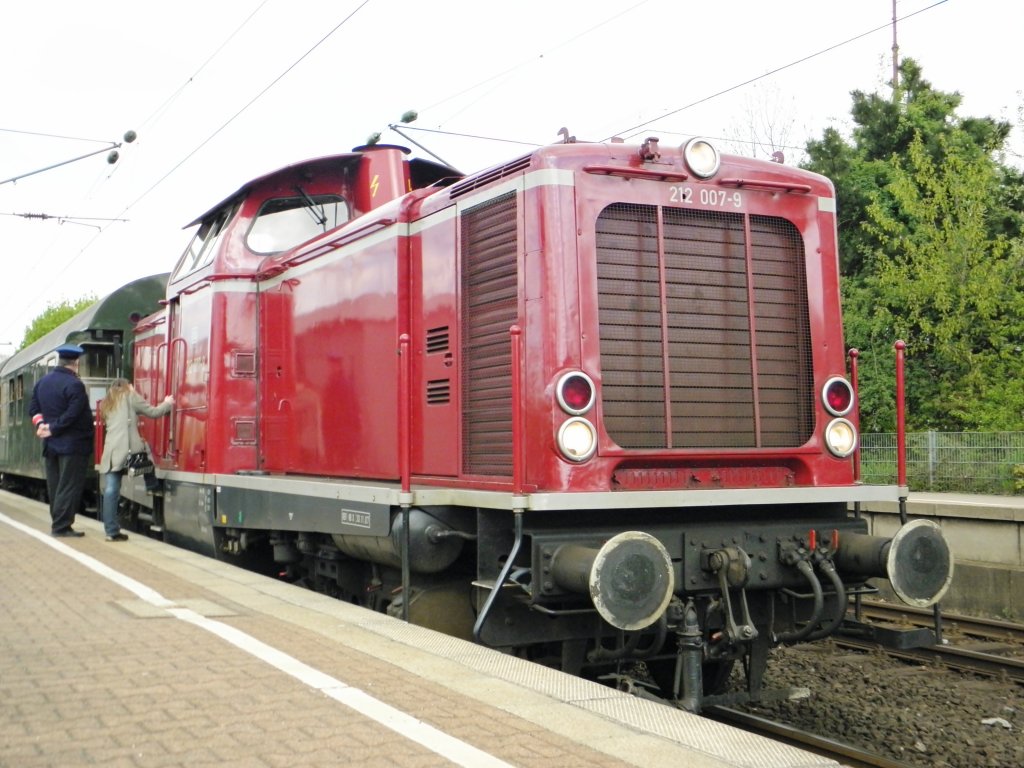 212 007-9 mit einem Sonderzug nach Bochum Dahlhausen am 16.4.2011 in Essen Steele