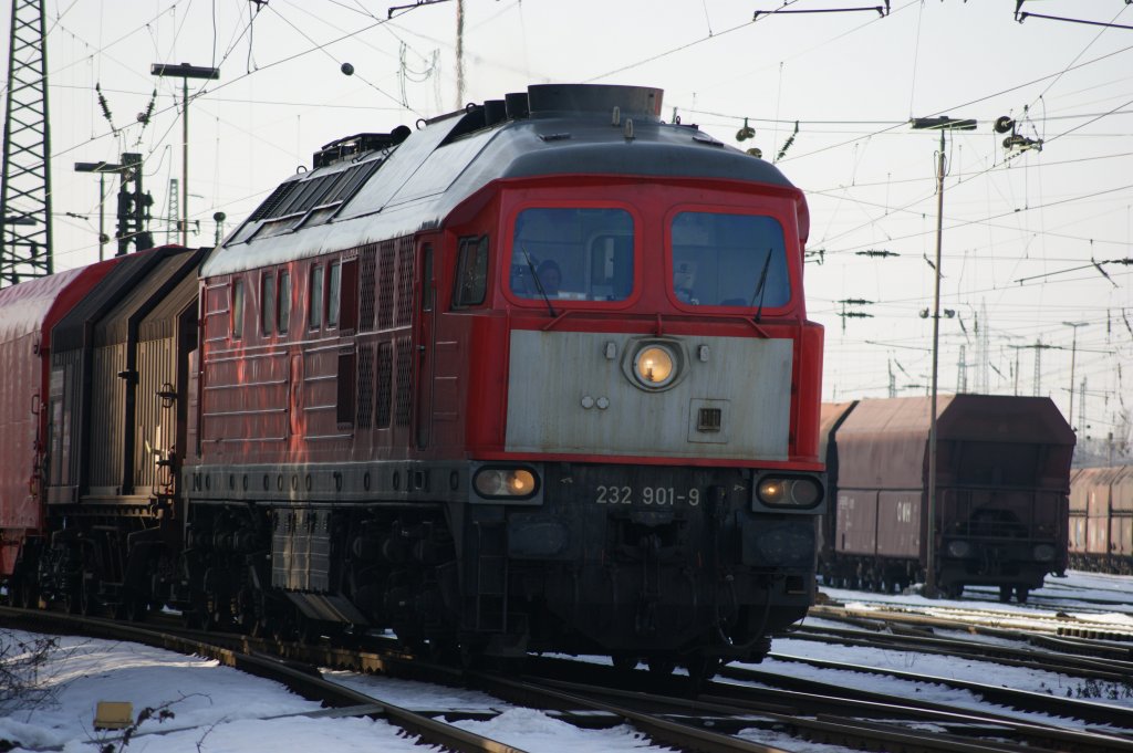 232 901-9 bei der Durchfahrt in Oberhausen-West am 5.1.2011.