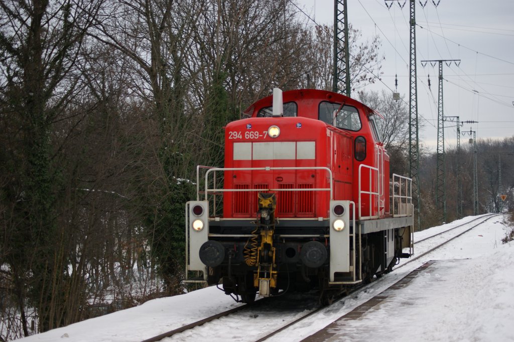 294 669-7 Lz bei der Durchfahrt in Kln-West auf dem Personenzuggleis am 28.12.2010.