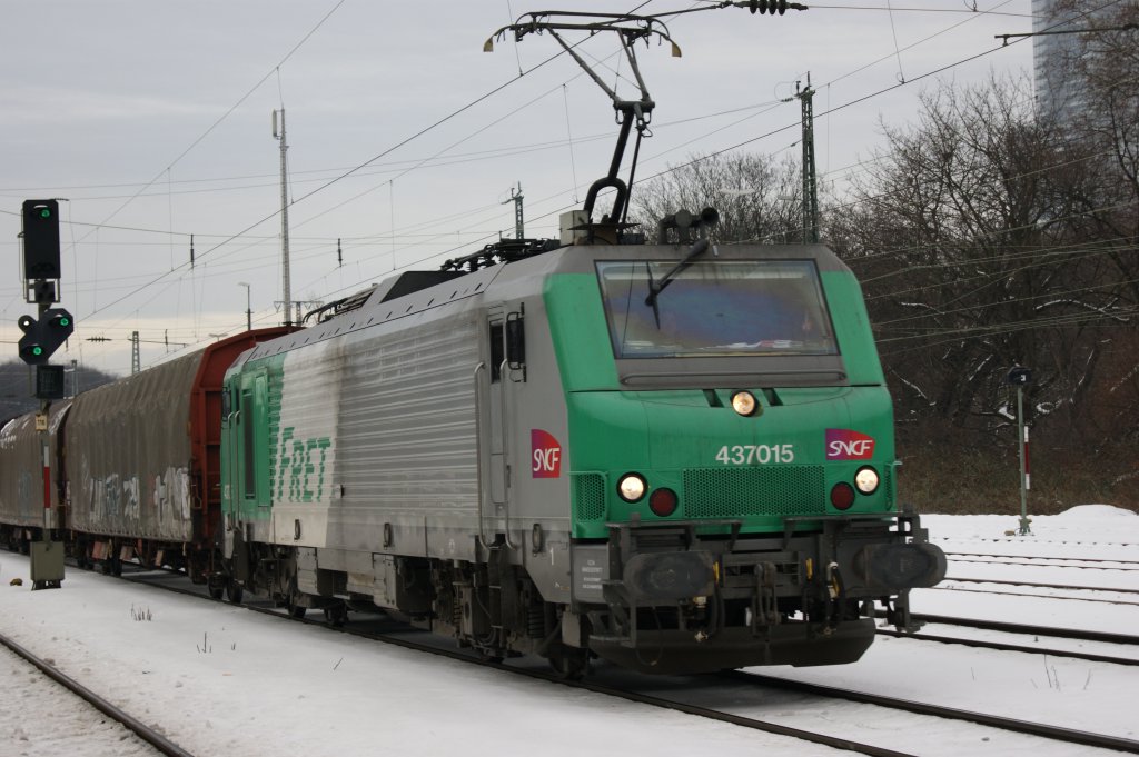 437015 bei der Durchfahrt mit einem gemischten Gterzug in Kln-West am 28.12.2010.
