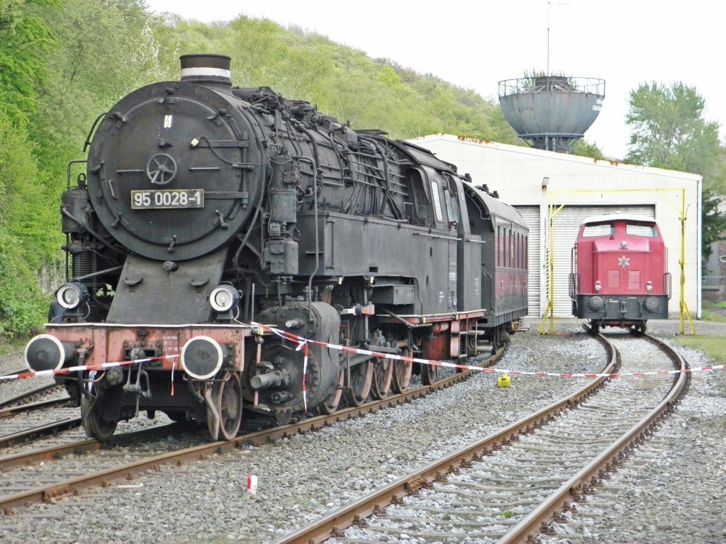 95 0028-1 neben einer Henschel Diesellok der Hespertalbahn in Bochum Dahlhausen am 16.4.2011