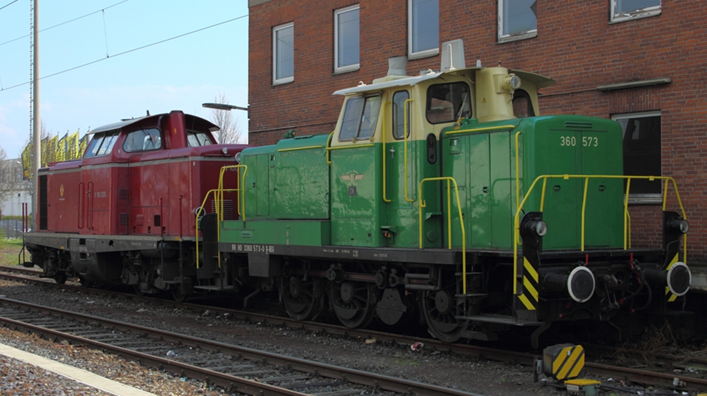 BEG 365 573-0 mit V100 1200 des Eisenbahnmuseum Wrzburg, abgestellt in Neuwied am 13.4.2012