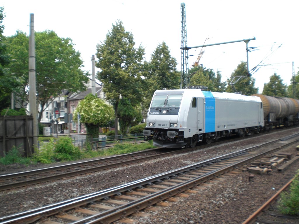 Br. 185 684-8 ( Railpool) vor einem Tankzug in Bonn-Beuel