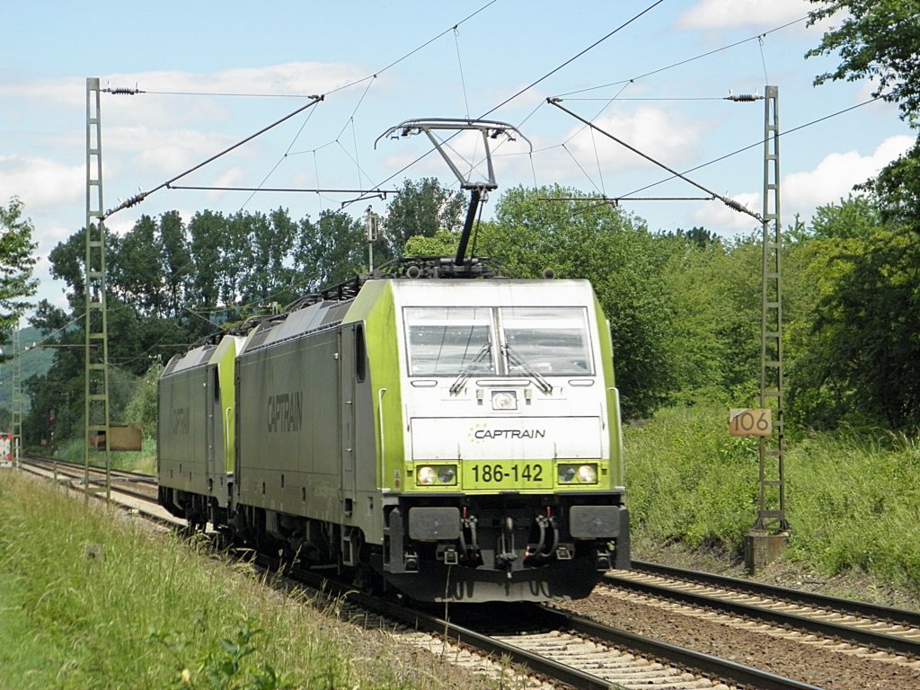 Captrain 186-142 mit Schwestermaschine in Unkel am 11.6.2011