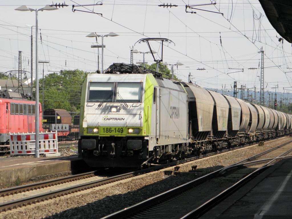 Captrain 186-149 mit einem Getreidezug in Neuwied am 22.5.2011