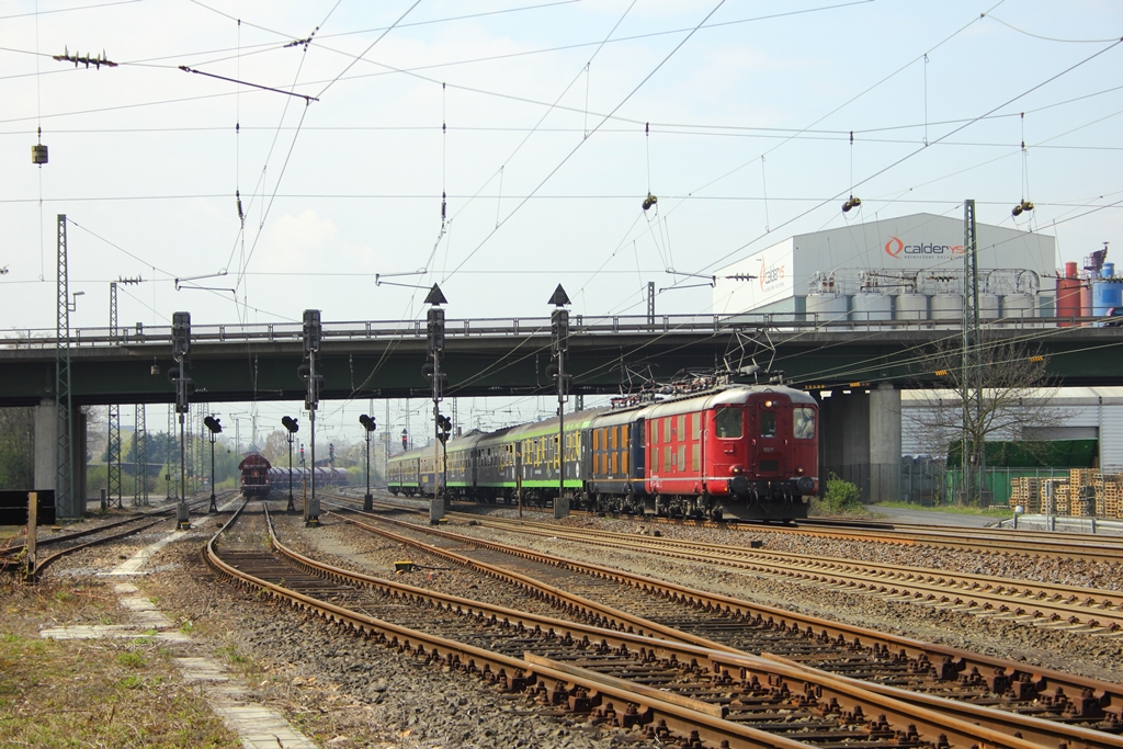 Centralbahn Re4/4 10019 + Re4/4 10008 mit dem Hetzerather in Neuwied am 13.4.2012