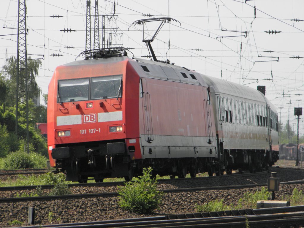 DB 101 107-1 mit einem IC in Koblenz Ltzel am 21.5.2011