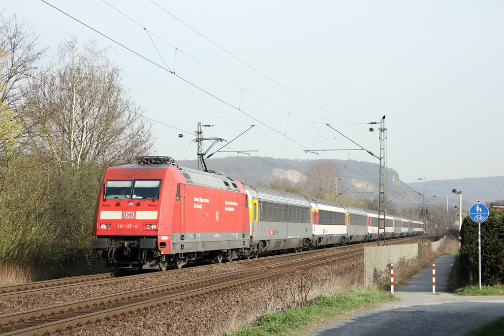 DB 101 137-8 am EC100 in Limperich am 27.3.2012
