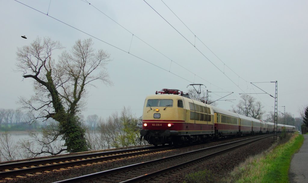 DB 103 235-8 mit dem TEE in Linz am Rhein am 5.4.2012