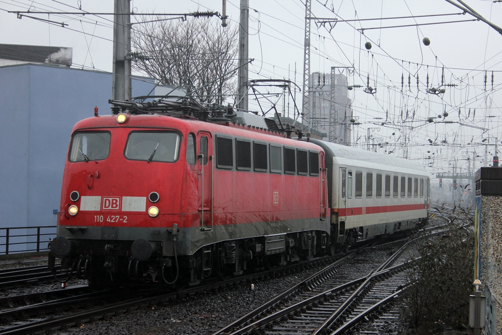 DB 110 427-2 am Emdener IC in Kln Hbf am 17.2.2012