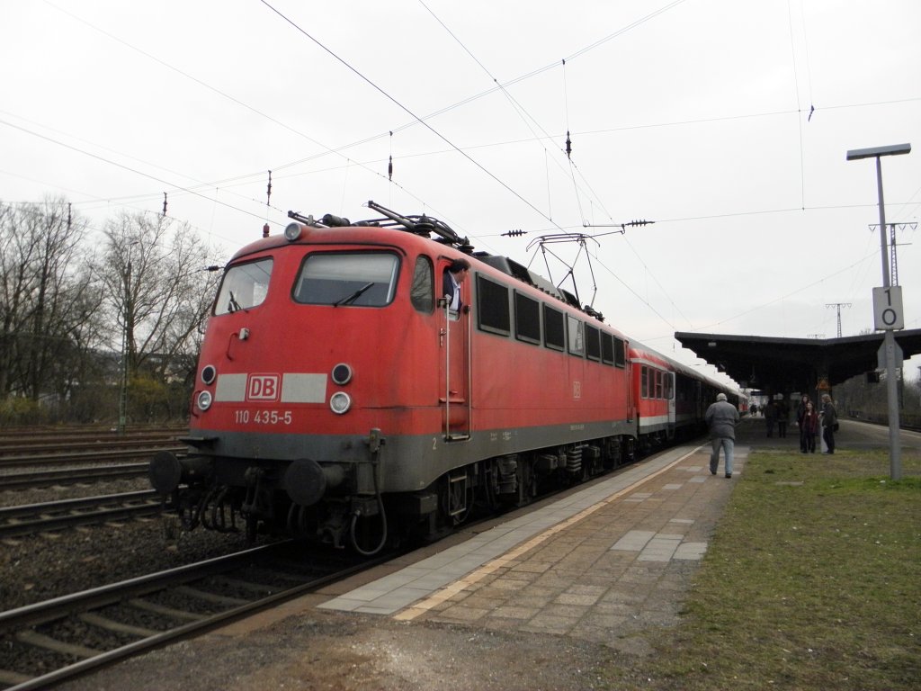 DB 110 435-5 mit dem RB48 in Kln West am 12.3.2011