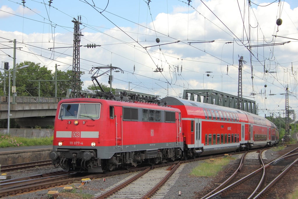 DB 111 077-4 mit dem RE9-Verstrker nach Aachen hier in Kln-Deutz am 12.7.2012