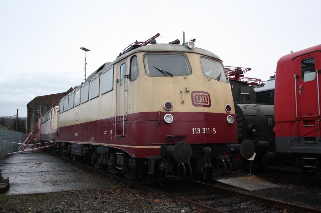 DB 113 311-5 im DB Museum Koblenz am 4.12.2011