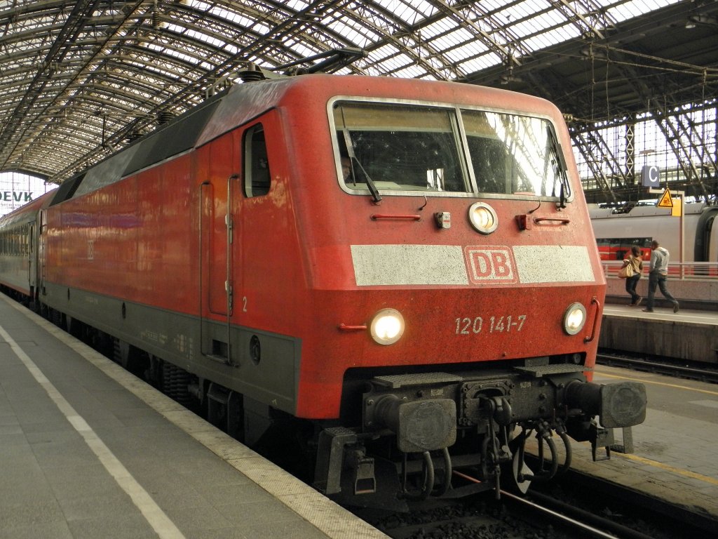 DB 120 141-7 mit dem EuroNightLiner in Kln Hbf am 28.5.2011