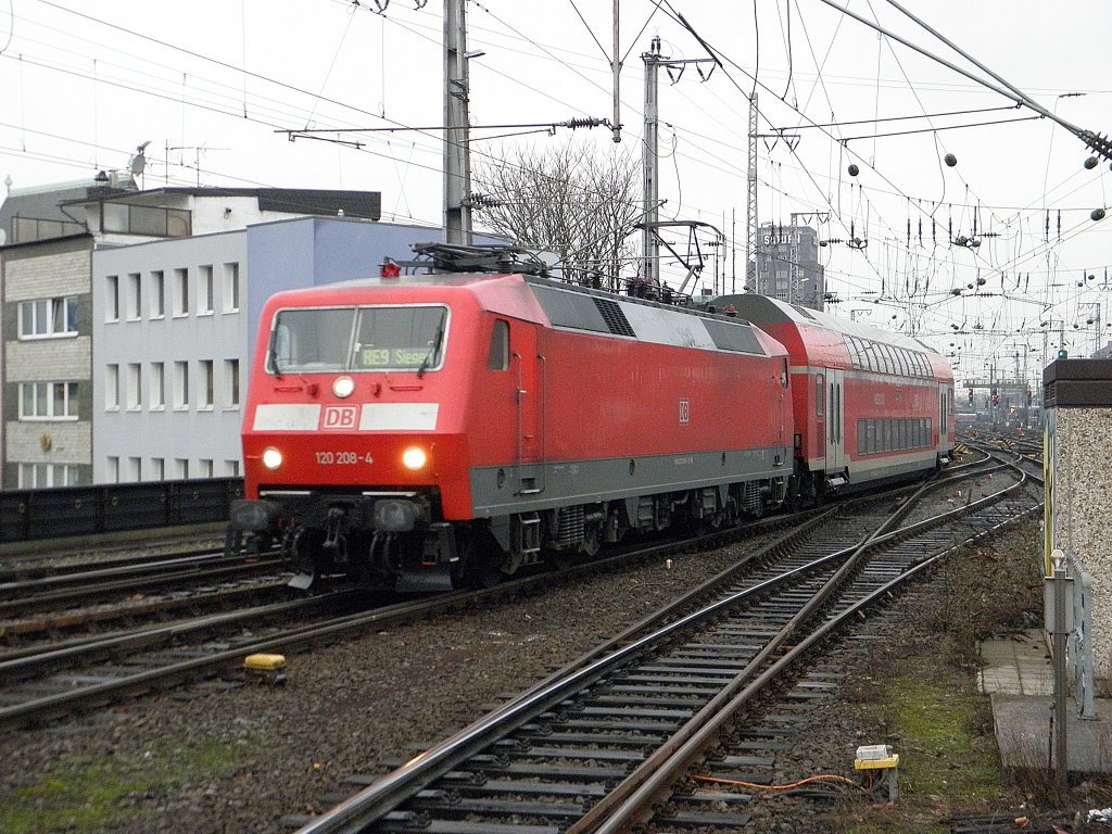 DB 120 208-4 mit dem rsx nach Siegen im Klner Hbf am 22.1.11