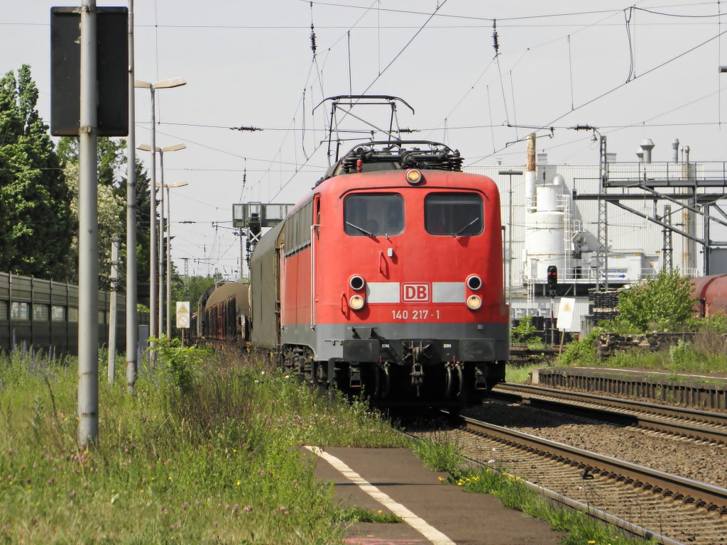 DB 140 217-1 mit einem Gterzug in Knigswinter am 7.5.2011