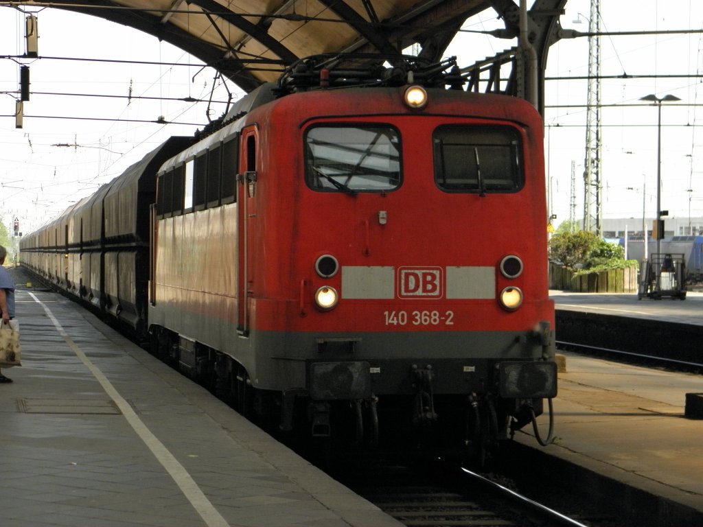 DB 140 368-2 mit einem Kohlezug durch Krefeld Hbf am 4.4.2011 