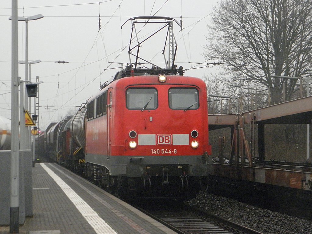 DB 140 544-8 mit einem Gemischten Gterzug durch Beuel am 24.2.2011