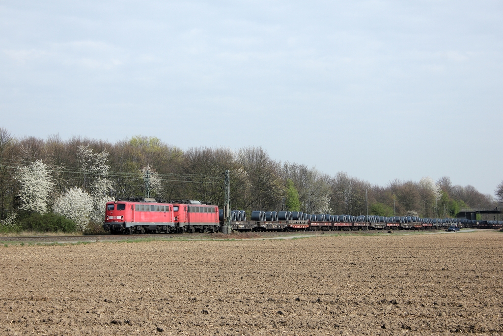 DB 140 799-8 mit DB 140 805-3 in Vilich-Mldorf am 3.4.2012