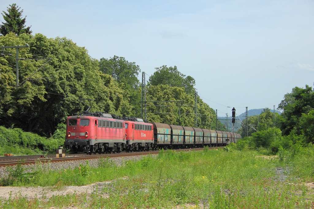 DB 140 821-0 mit DB 140 810-3 in Bonn-Oberkassel am 28.6.2012