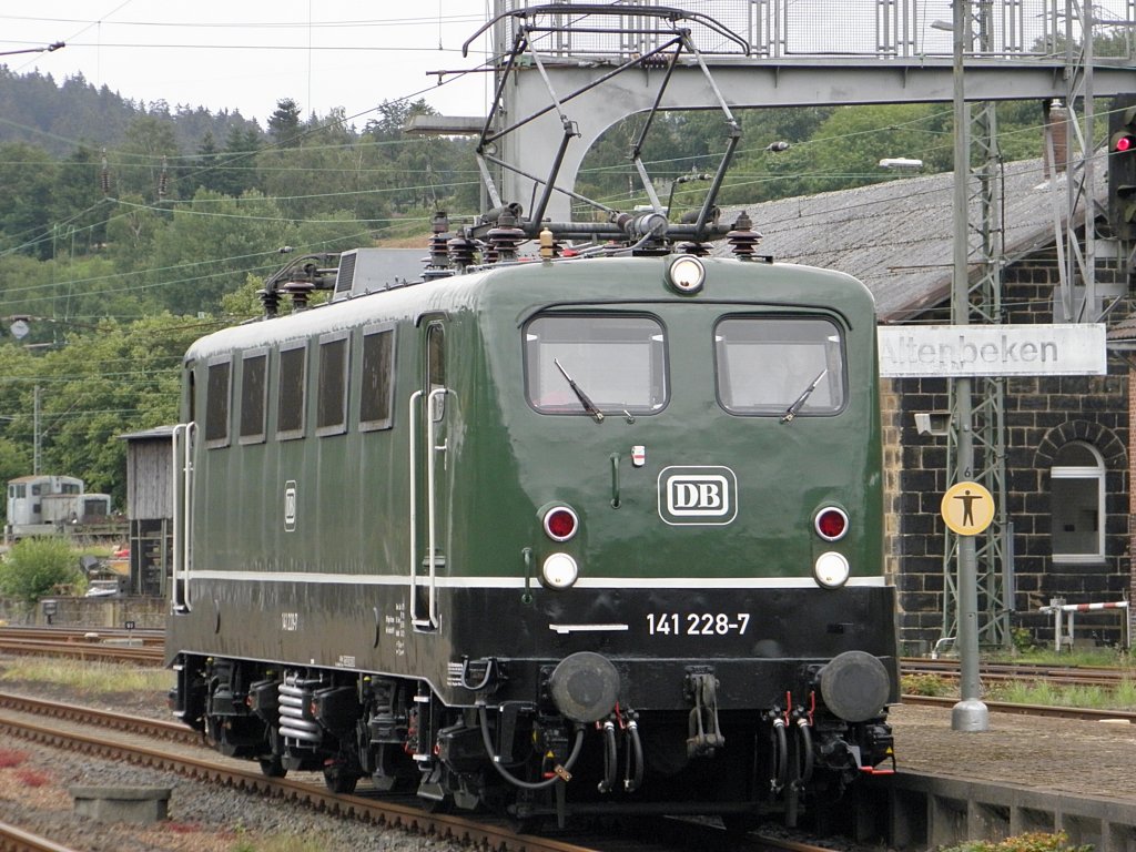DB 141 228-7 in Altenbeken am 2.7.2011