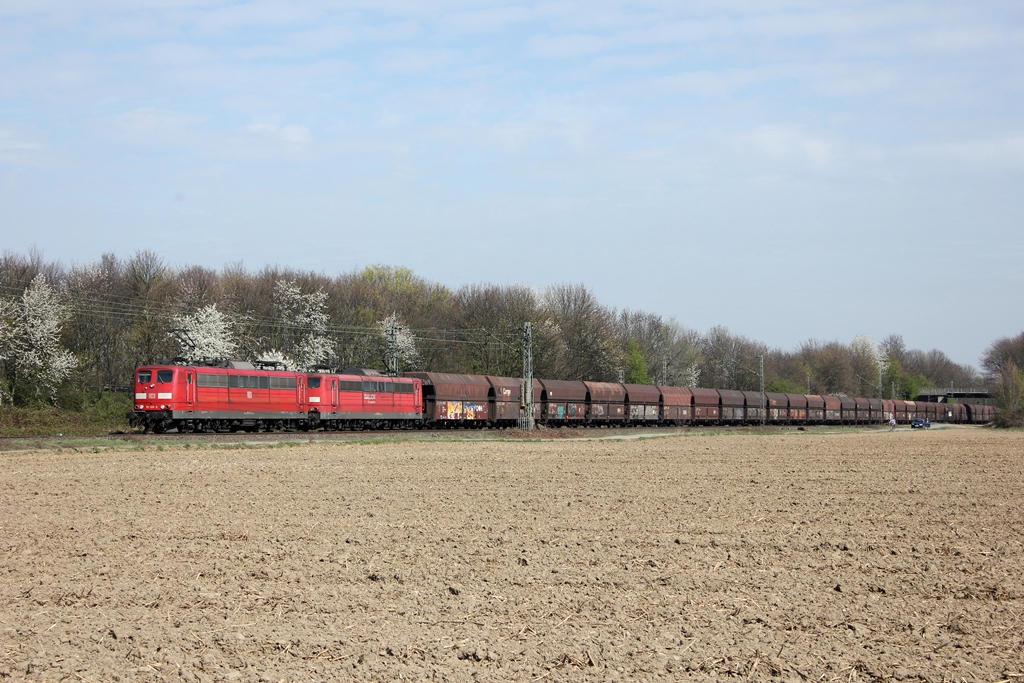 DB 151 015-5 und DB 151 088-2 in Vilich-Mldorf am 3.4.2012