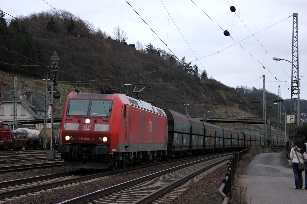 DB 185 008-0 mit dem X-Peedys in Linz am Rhein am 11.1.2012
