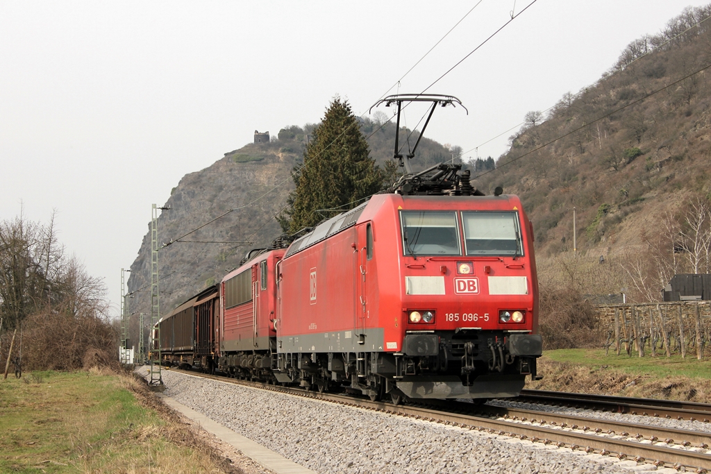 DB 185 096-5 mit DB 155 175-3 in Leutesdorf am 17.3.2012