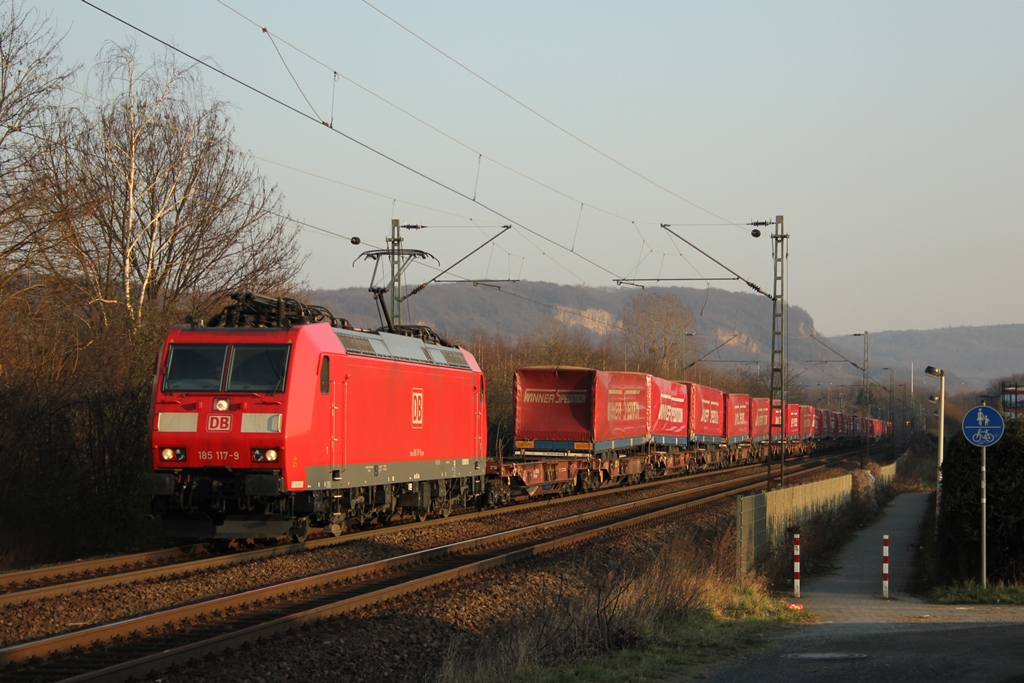 DB 185 117-9 mit dem Winner ganzzug in Beuel am 31.1.2012