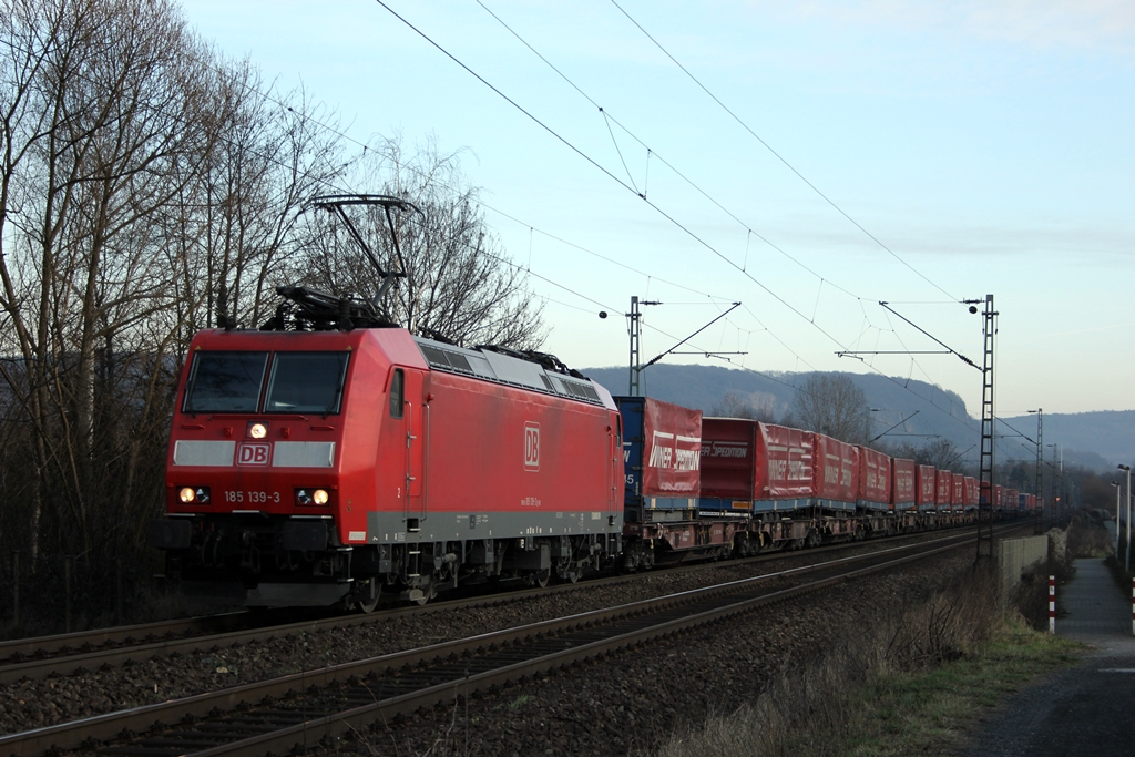 DB 185 139-3 mit dem Winner-Logistik Zug in Beuel am 12.1.2012