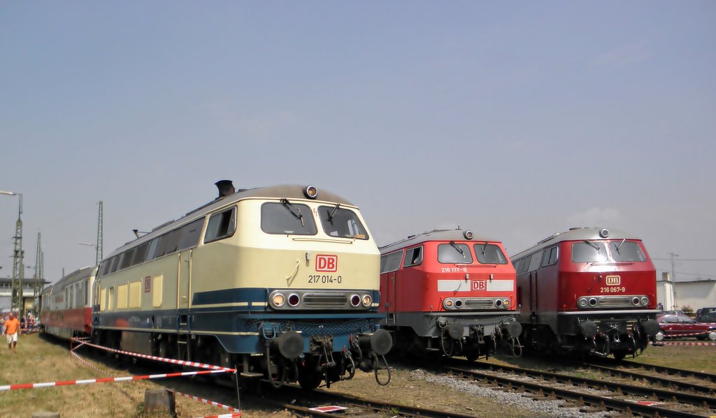 DB 217 014-0 neben 218 137-8 und dann noch 216 067-9 im DB Museum Koblenz am 21.5.2011