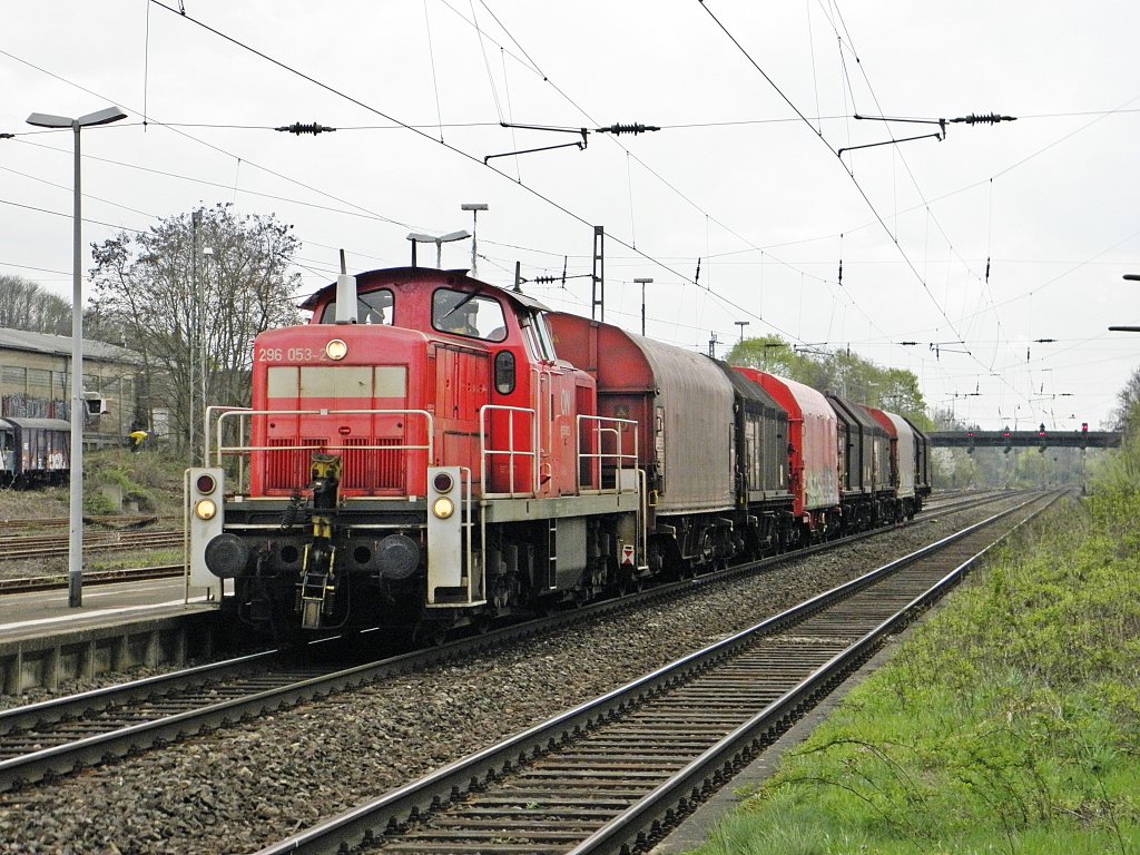 DB 296 053-2 mit einem gemischten Gterzug in Beuel am 4.4.2011