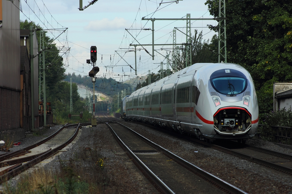 DB 407 017-8 durch Rheinbrohl am 29.9.2012. Zuglok war PCW7