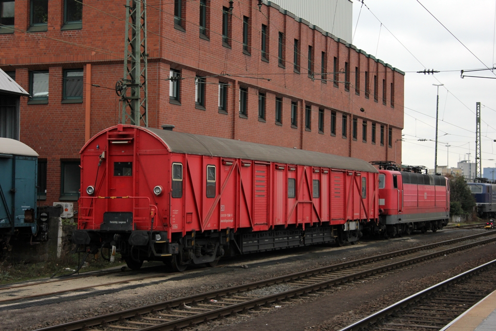 DB Einheitshilfsgertewagen abgestellt in Koblenz Hbf am 28.1.2012