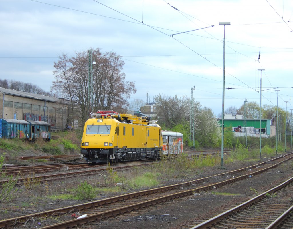 DB Netz 711 201 mit einem ex. DB Bereisungswagen in Bonn-Beuel am 10.4.2012