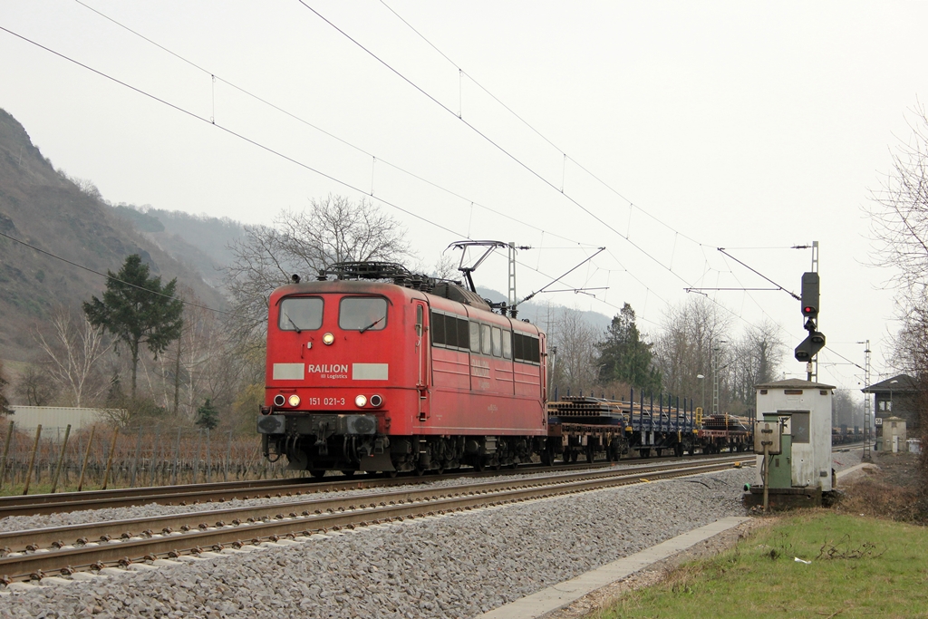 DB Railion 151 021-3 in Leutesdorf am 17.3.2012