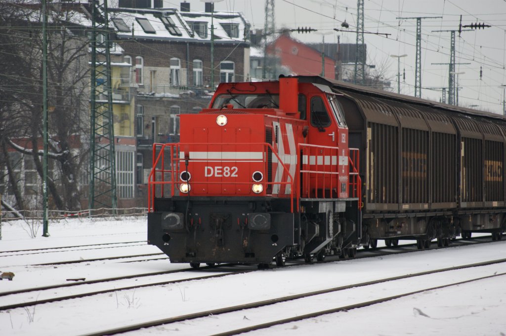 DE 82 von der HGK (Hfen-Gterverhehr Kln)  bei der Durchfahrt mit einem gemischten Gterzug in Kln-West am 28.12.2010.