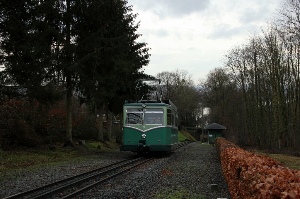 Der Elektrotriebwagen der Drachenfelsbahn auf dem Weg zur Talstation in Knigswinter am 2.1.2012