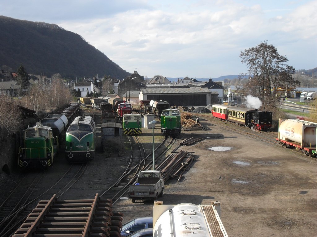 Der Umladebahnhof in Brohl am 2.4.10.V200,V65,360 573 und D8 der Brohltalbahn sind links zu sehen.Rechts sieht man die 99 7203 der Ulmer Eisenbahnfreunde mit einem kleinen Personenzug.