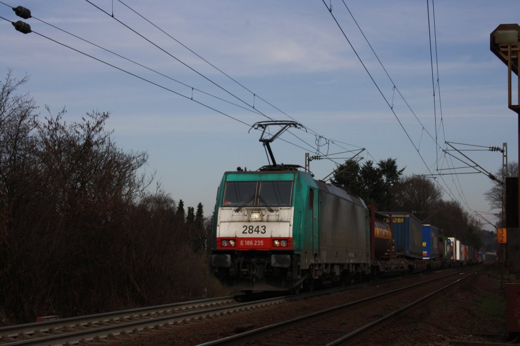 Die Cobra 2843 kommt mit einem gemischten Containerzug von Aachen-West nach Montzen/Belgien am Gemmenicher-Weg hoch.
20.3.2011